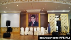 Банкет залда илинген Гурбангулы Бердымухамедовдун портрети.