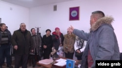 Аламүдүн айылынын нааразы болгон тургундары