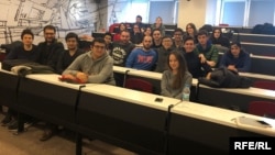 Мирбек Турдуев со студентами.