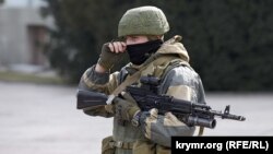 Російський військовий у центрі Сімферополя, 2014 р.