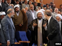 در کنار برادرانش علی (راست) و محمدجواد لاریجانی (چپ)