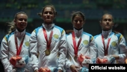 Кыз-келиндер арасында 4х100 метрге эстафеталык жарышта казакстандык жеңил атлетчилер алтын медалдын ээси болушту. 12-июль, 2015-ж. Кванжу шаары.