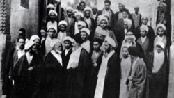 آیت‌الله خمینی در حلقه روحانیون نزدیک به او در نجف