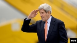 John Kerry na aerodromu u Beču