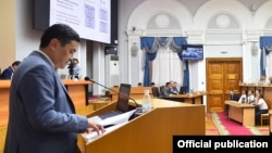 Санжар Муканбетов выступает на заседании правительства.