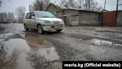 Дорога в одном из жилмассивов Бишкека.