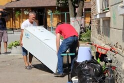 Мешканці виносять речі. Дрогобич, 29 серпня 2019 року