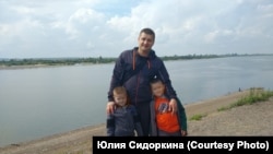 Szergej Petrocsenko a gyerekeivel.