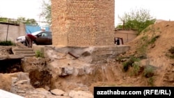 Minaranyň düýbüni buldozer bilen gazdylar.