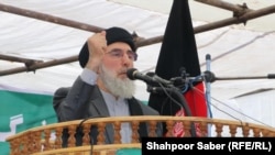 “Кошуна өлкөнүн куралчан душмандарын жашырып жатканыӊар аларга согуш ачканга барабар”, - дейт талибдерге жан тарткан мурдагы талаа командири Гулбедин Хекматияр.