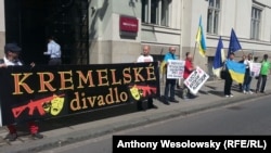 Протест чеських активістів з руху «Капутін»