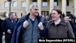 მუსტაფა ემრე ჩაბუქი მეუღლესთან, თუბა ჩაბუქთან ერთად სასამართლოს შემდეგ