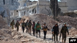 Naoružani pobunjenici u gradu Al-Babu, udaljenom 30 km od Alepa