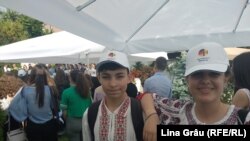 Tineri la sărbătoarea de vară a limbii germane