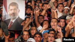 Членови на Муслиманското братство со поддршка за Морси.