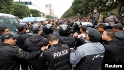 Тунистеги көчө жүрүштөрүнө көзөмөл салган полиция кызматкерлери. 9-январь, 2018-жыл