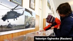 Голосування на одній з дільниць у Києві на місцевих виборах, 25 жовтня 2015 року