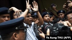 Полиция "Reuters" агенттигинин журналисти Ва Лоунду өкүм угузулгандан кийин сот залынан чыгарып баратат, Янгон, 3-сентябрь 2018-жыл.