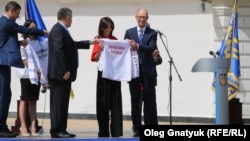 Ека Згуладзе отримує символічний подарунок від президента і прем'єра під час присяги поліції