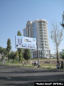 Кохи Матбуот дар шаҳри Хуҷанд. Дар ин бино дафтари расонаҳои вилояти Суғд ва намояндагии нашрияҳои чопи Душанбе дар Хуҷанд ҷойгир ҳастанд