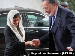 Пакистандын тышкы иштер министри Хина Раббани Кар айымды Ооганстандын тышкы иштер министри Залмай Расул тосуп алууда. Кабул. 1-февраль, 2012