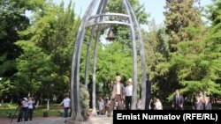 Ош. 2010-жылдагы Июнь коогасынын курмандыктарына арналган эстелик. Архив.