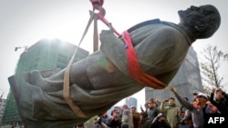 Улаан-Баатарда Лениндин акыркы коло айкели кулатылды. 14.10.2012.