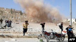 Ljudi bježe od eksplozije u mejstu Al-Bab, novembar 2012.