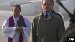 Министр обороны Франции во Афганистане приветствует солдат Иностранного легиона