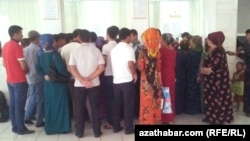 Demirýol menzilindäki kassada bilet satyn almaga synanyşýan ýolagçylar (Arhiw suraty)