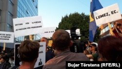 Demonstranti u Prištini sa transparentima "Želimo nezavisno pravosuđe", "Bez pritisaka na tužioce", "Lopovi nisu veterani"