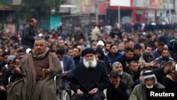 Шиит мусулмандары жума намазда. Багдаддын Садр Сити бөлүгү, 17-январь 2014