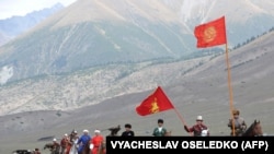 Кыргыз туусун көтөргөн атчандар