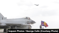 Un avion de luptă Eurofighter Typhoon al British Royal Air Force la baza aeriană de la Mihai Kogalniceanu