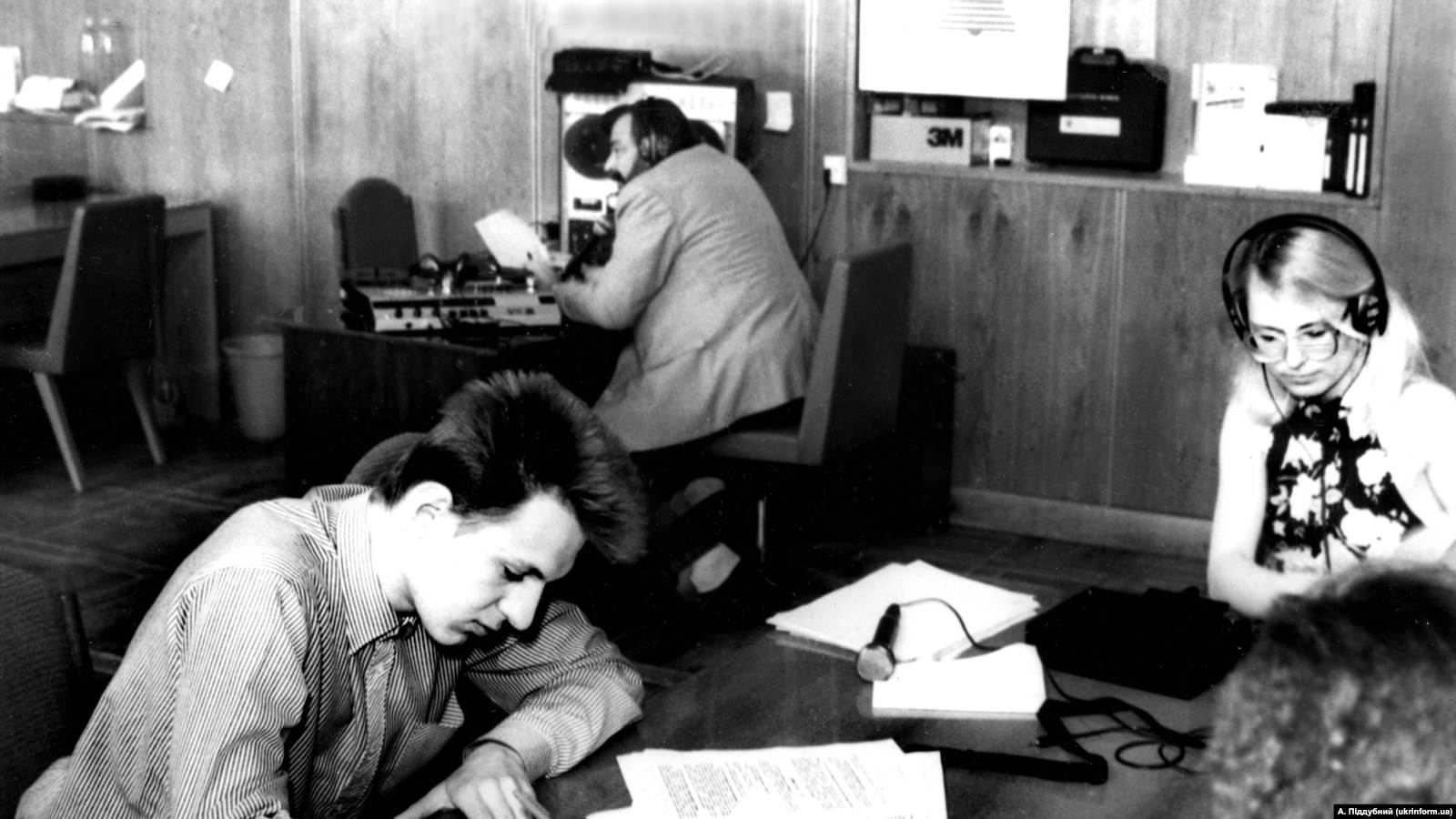 У Київському бюро Радіо Свобода. Купчинський на задньому плані в навушниках. За столом – журналісти Максим М'якенький та Марина Остапенко. 1992 рік.