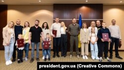 Командири оборони «Азовсталі» та Маріуполя із рідними під час вручення Андрієм Єрмаком орденів «Золота Зірка». Туреччина, 3 жовтня, 2022.