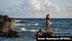 Діти на пляжі під Балаклавою. Архівне фото