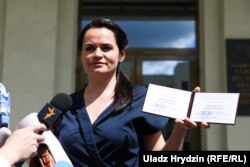 Cihanuszkaja a Központi Választási Bizottság épülete előtt Minszkben 2020. július 14-én.