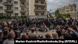 Брифінг під стінами Адміністрації президента після консультацій голови Верховної Ради, лідерів парламентських фракцій та Володимира Зеленського