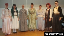 Članice ansambla u narodnim nošnjama