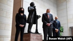 Сенаторы США Камала Харрис (слева) и Кори Букер (справа) вместе с лидером сенатского меньшинства сенатором Чаком Шумером во время молитвы на Капитолийском холме.