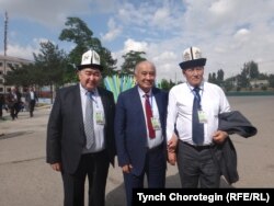 Тарыхчылар Ташманбет Кененсариев, Рустам Шамсутдинов жана Тынчтыкбек Чоротегин (оңдон солго). Анжыян шаары, Өзбекстан. 17.5.2018.