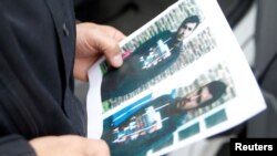 Un polițist cu poza lui Jaber Al-Bakr