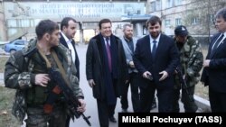 Макіївка. 2014 рік. Вже покійний російський співак Йосип Кобзон і ватажок угруповання «ДНР» Денис Пушилін