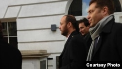 Максим британ сотуна келген учур. Лондон, 7-декабрь, 2012-жыл.