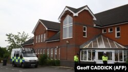 Баптист чиркөөсүнүн жанында турган полиция кызматкерлери. 4-июль, 2018-жыл