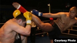 Руслан Абасов (оңдо) кайсы бир таймашта. (Сүрөт качан, кайсы жерден тартылганы белгисиз).