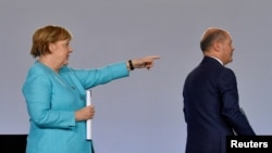 Angela Merkel gestikulira iza svog najvjerovatnijeg političkog nasljednika Olafa Scholza, na konferenciji za novinare o mjerama za podršku njemačkoj ekonomiji u korona krizi 3. juna 2020.