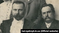 Ідеолог українського самостійництва, адвокат Микола Міхновський (1873–1924) сидить ліворуч на цьому фрагменті великої колективної фотографії, зробленої у Полтаві в 1903 році. Праворуч від нього – Євген Чикаленко, видавець, публіцист, меценат української культури, агроном, землевласник
