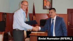 "Российская газетанын" редактору Дмитрий Евлашков менен Оштун мэри Айтмамат Кадырбаев